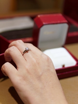 A woman wearing engagement ring made of diamond.